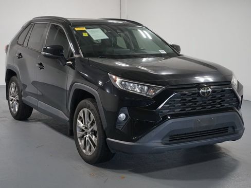 Used 2020 Toyota RAV4 XLE Premium FWD image 3