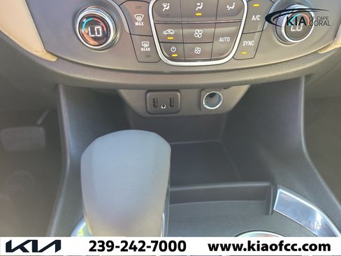 Used 2022 Chevrolet Traverse LS FWD image 25