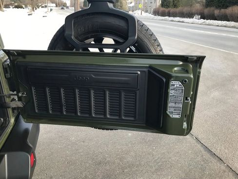 Used 2023 Jeep Wrangler Unlimited Sahara w/ Cold Weather Group image 38