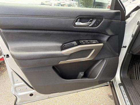 Used 2024 Nissan Pathfinder Platinum FWD image 25