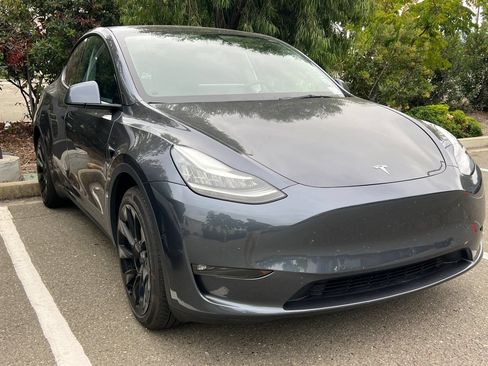 Used 2022 Tesla Model Y Long Range AWD/4WD image 5