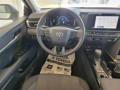 Used 2025 Toyota Camry LE image 12