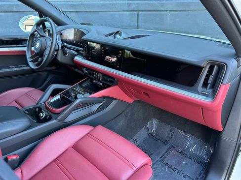 Certified 2025 Porsche Cayenne Coupe image 25