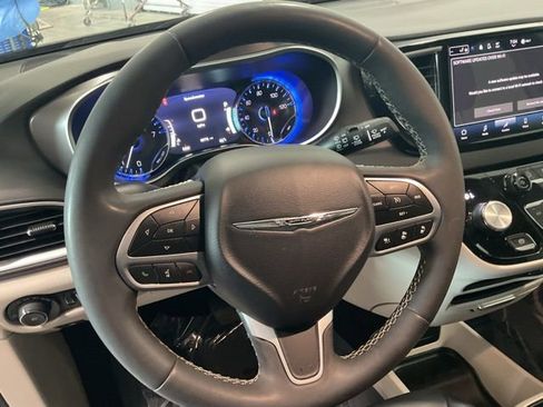 Used 2024 Chrysler Pacifica Touring-L image 13