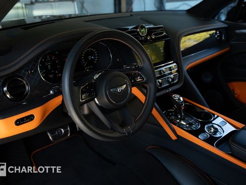 Used 2025 Bentley Bentayga image 22