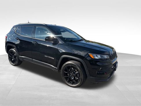 Used 2025 Jeep Compass Latitude w/ Convenience Group AWD/4WD image 8
