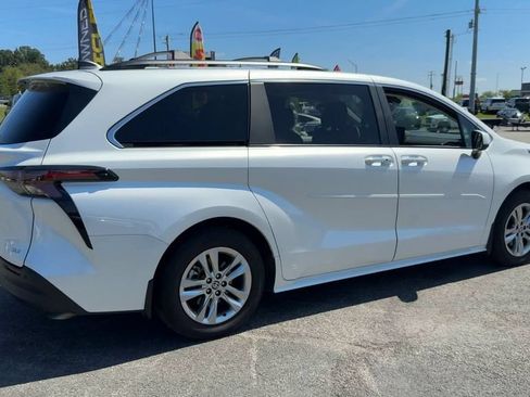 Used 2025 Toyota Sienna XLE w/ XLE Plus Package AWD/4WD image 7