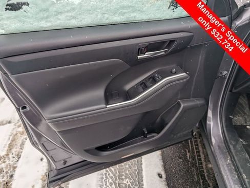Used 2022 Toyota Highlander XLE image 15