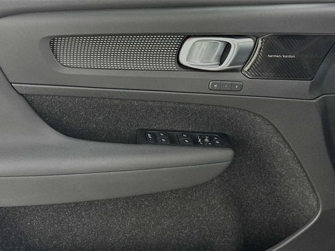 Used 2021 Volvo XC40 T5 R-Design image 17