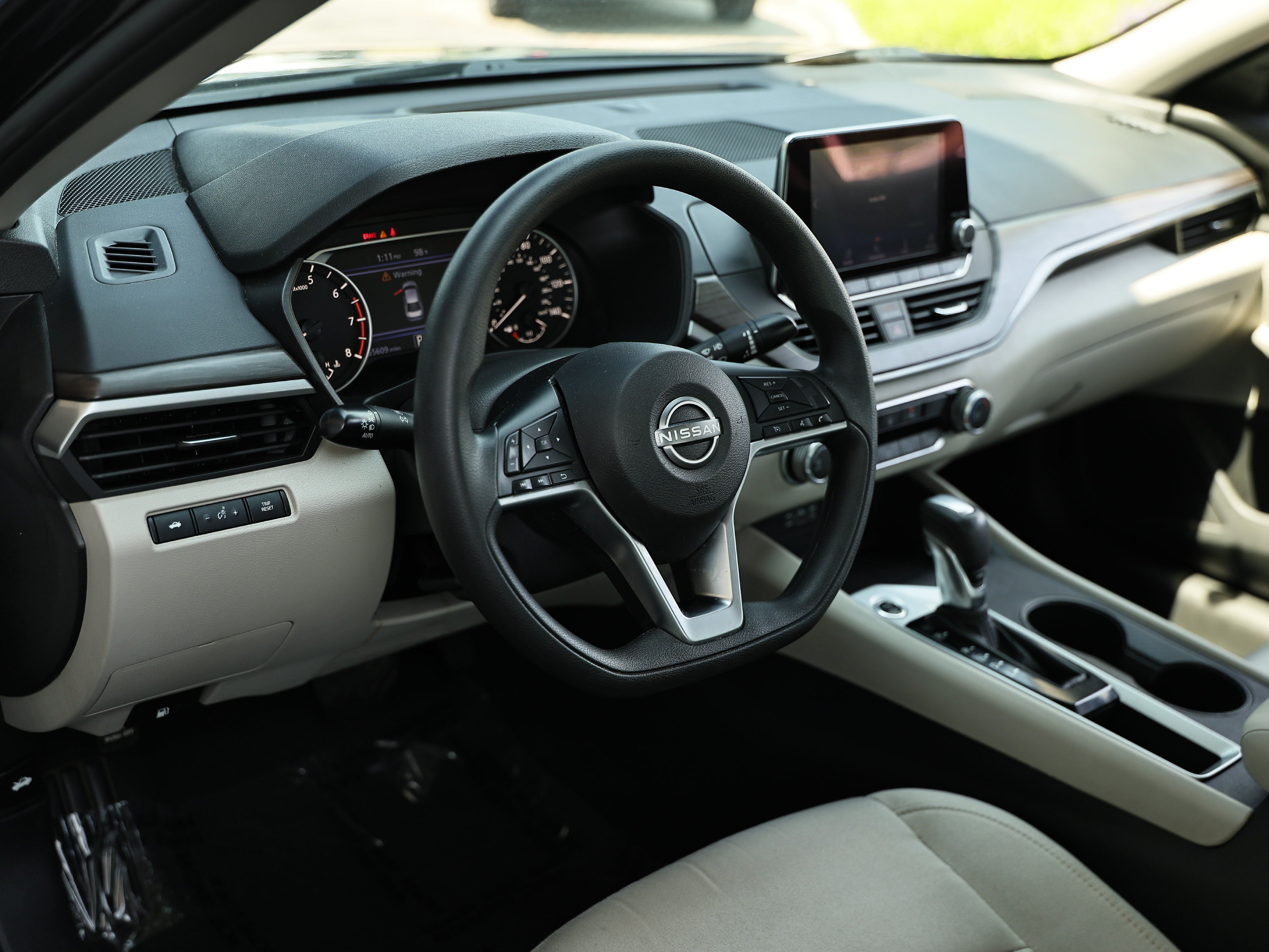 Used 2025 Nissan Altima 2.5 SV FWD image 19