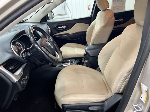 Used 2015 Jeep Cherokee Latitude w/ Cold Weather Group image 17