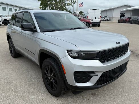 New 2025 Jeep Grand Cherokee Altitude image 2