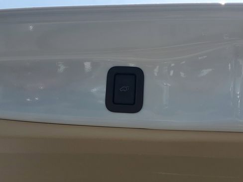 Certified 2017 Toyota Highlander XLE FWD image 10