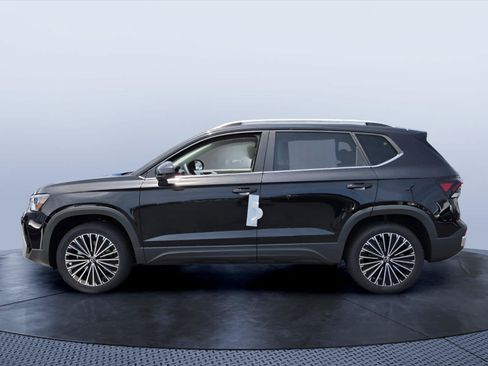 New 2026 Volkswagen Taos SE FWD image 3