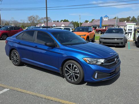 Used 2024 Volkswagen Jetta Sport image 3