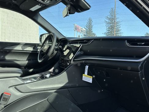 New 2025 Jeep Grand Cherokee Altitude image 18