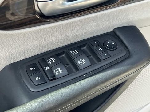 Used 2023 Chrysler Pacifica Limited FWD image 17