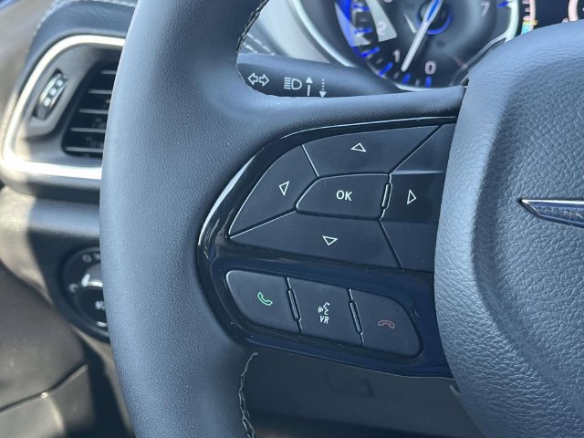 Used 2025 Chrysler Pacifica Limited FWD image 33
