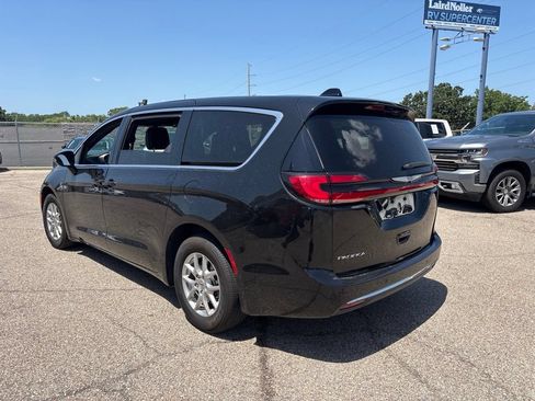 Used 2025 Chrysler Pacifica Select FWD image 5