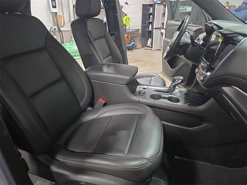 Used 2023 Chevrolet Traverse LT w/ Rear Camera Mirror Package image 10