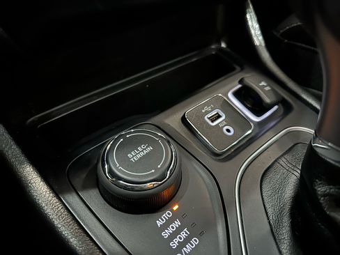 Used 2022 Jeep Cherokee Latitude Lux w/ Sun & Sound Group image 33