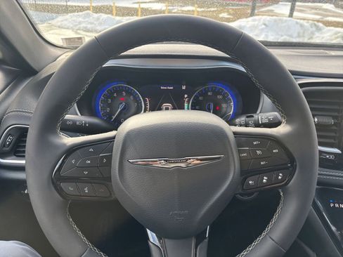 Used 2025 Chrysler Pacifica Limited image 36