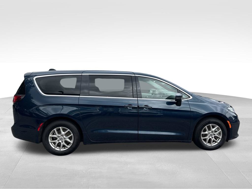 Used 2023 Chrysler Pacifica Touring-L FWD image 11