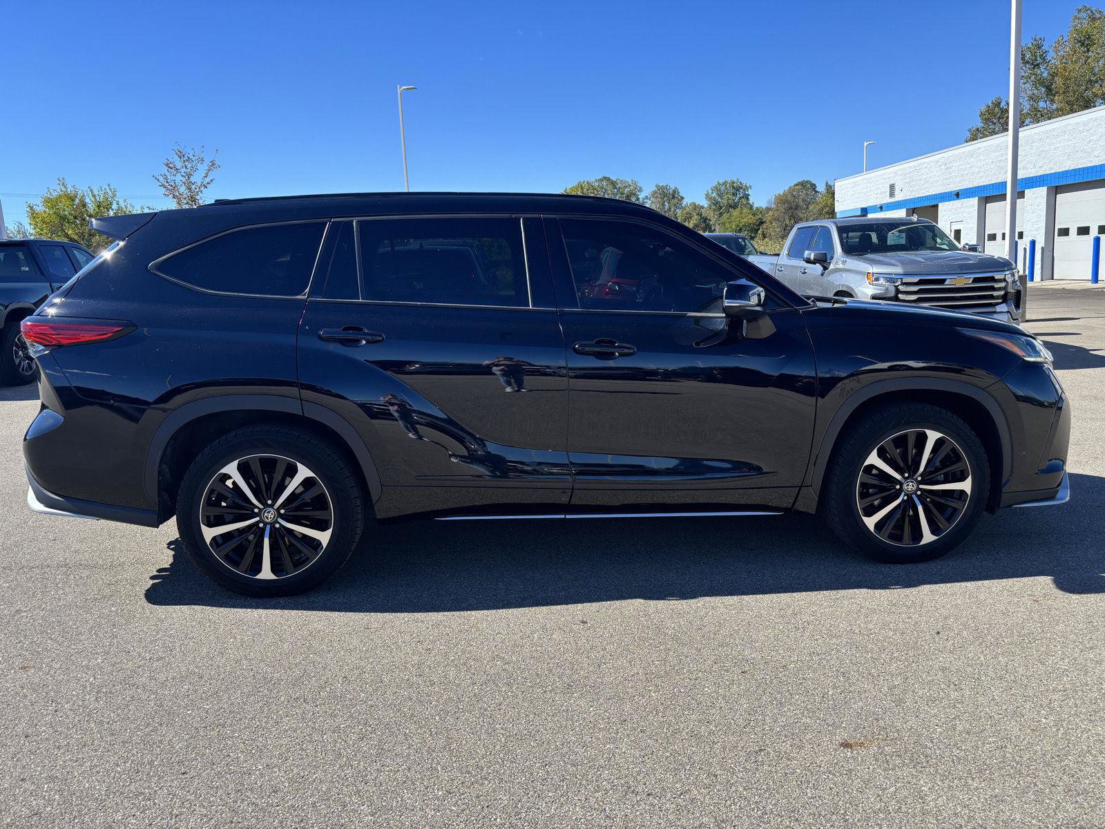 Used 2021 Toyota Highlander XSE AWD/4WD image 4