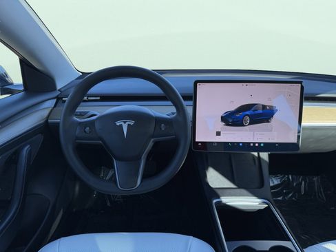 Used 2022 Tesla Model 3 Standard Range image 32
