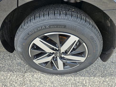 Used 2022 Kia Sorento S w/ Panoramic Sunroof Package FWD image 14