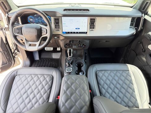 Used 2025 Ford Bronco Badlands AWD/4WD image 32