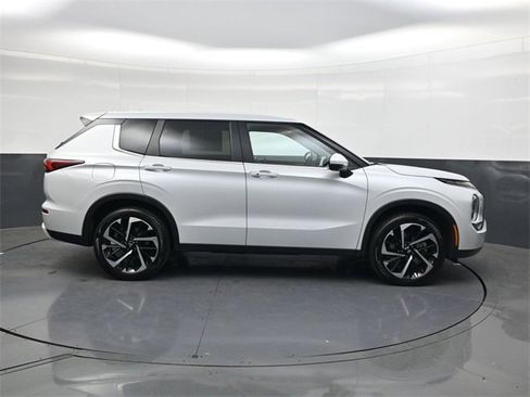 Used 2024 Mitsubishi Outlander SE image 3