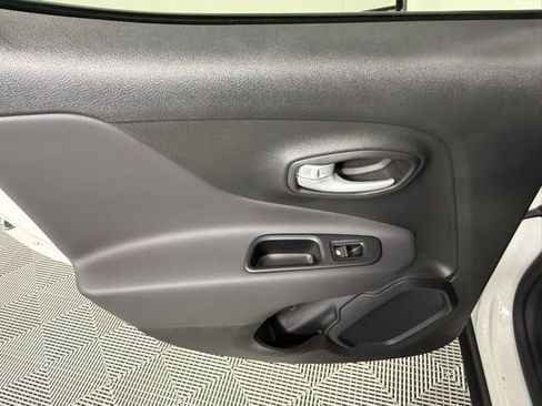 Used 2023 Jeep Renegade Latitude image 34