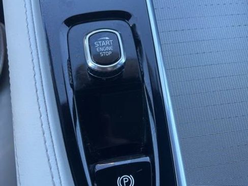 Used 2022 Volvo XC90 T8 R-Design w/ Advanced Package image 17