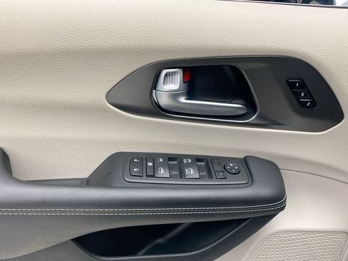 Used 2024 Chrysler Pacifica Touring-L FWD image 12