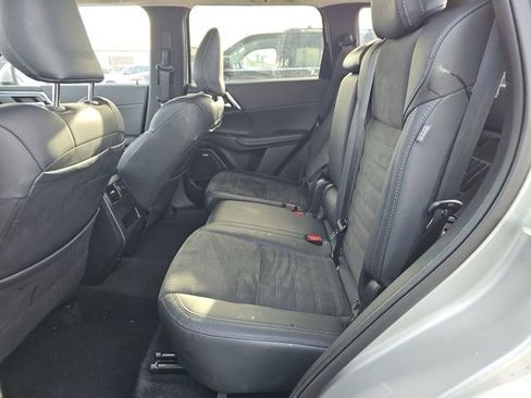Used 2025 Mitsubishi Outlander AWD image 16