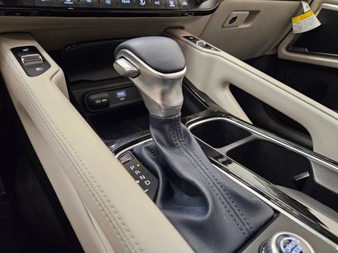 Used 2024 Kia Telluride EX w/ EX Captain's Chair Package image 21