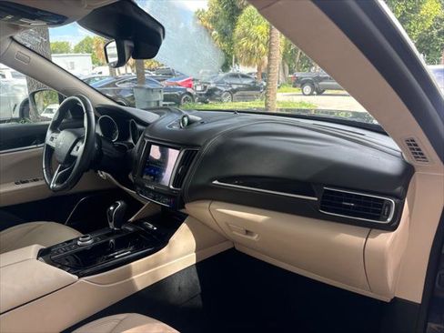 Used 2018 Maserati Levante GranLusso AWD/4WD image 18