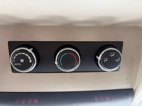 Used 2015 Chrysler Town & Country Touring FWD image 26