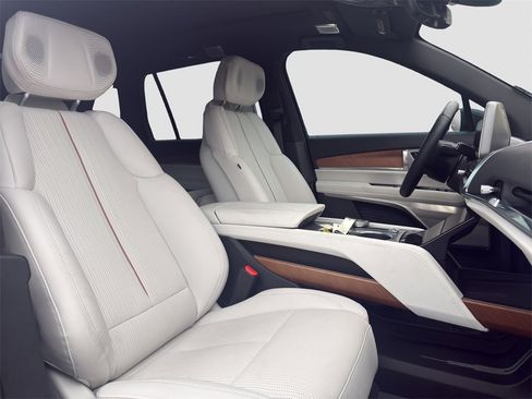 Used 2026 Cadillac Vistiq Luxury image 15