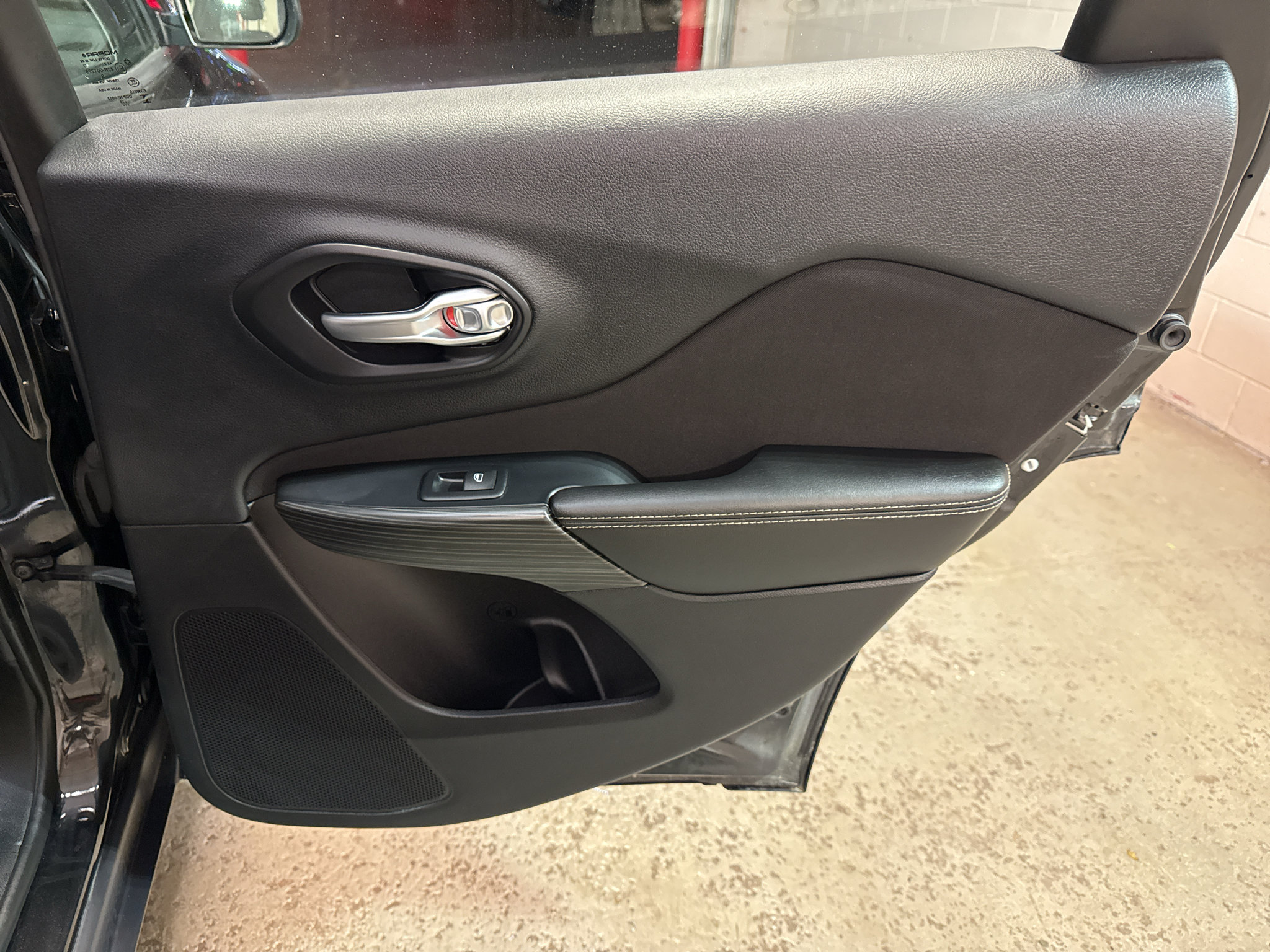 Used 2015 Jeep Cherokee Sport w/ Cold Weather Group AWD/4WD image 26