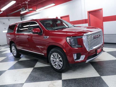 Used 2023 GMC Yukon XL Denali image 3