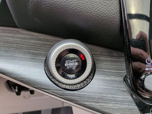 Used 2024 Jeep Wagoneer Series III w/ Premium Group I image 28