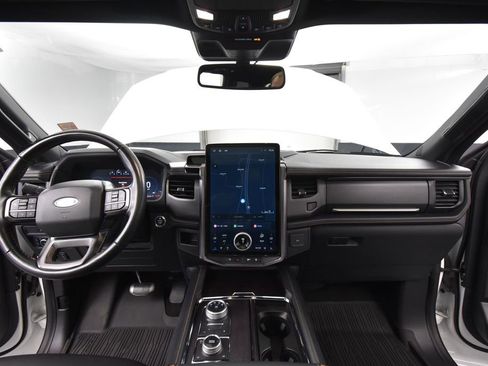 Used 2024 Ford Expedition Platinum image 23