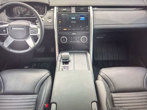 Used 2024 Land Rover Discovery S image 6
