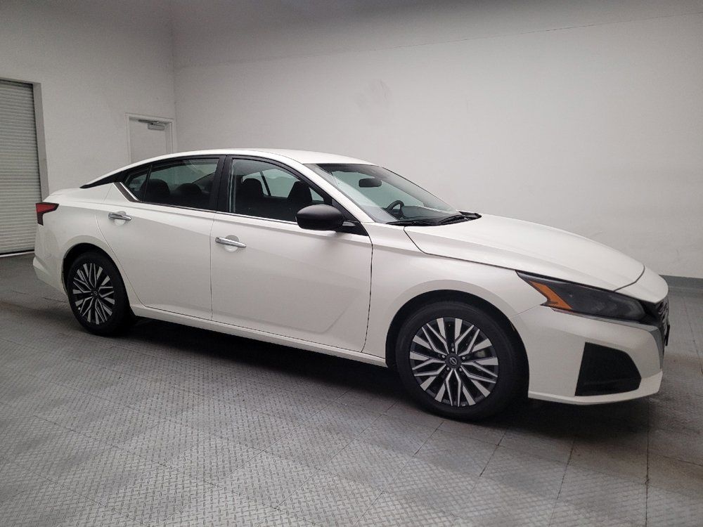 Used 2025 Nissan Altima 2.5 SV FWD image 11