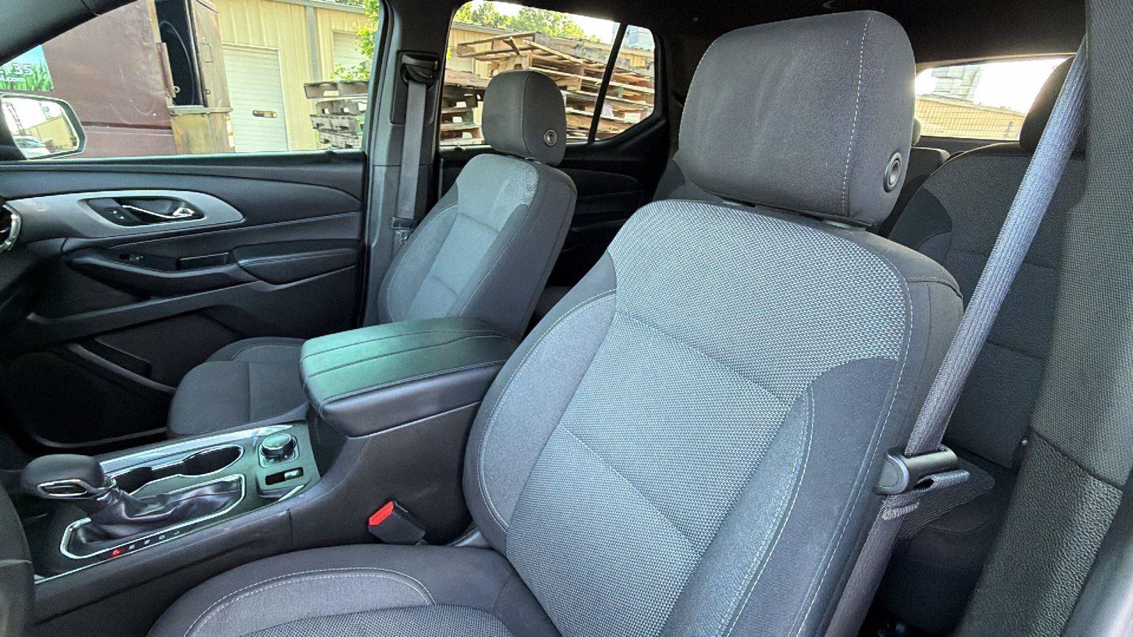 Used 2023 Chevrolet Traverse LT FWD image 4