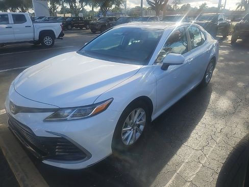 Used 2023 Toyota Camry LE image 5