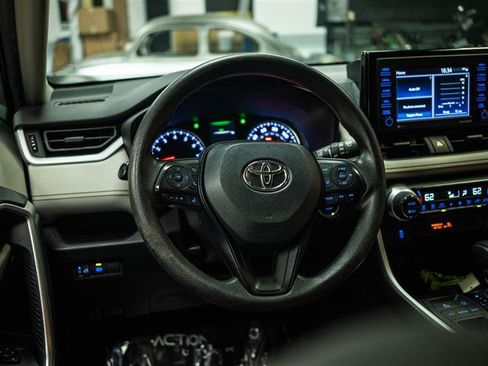 Used 2021 Toyota RAV4 XLE FWD image 15