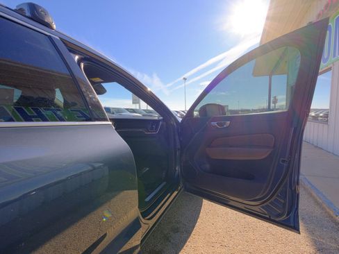 Used 2022 Volvo XC60 B5 Momentum image 16